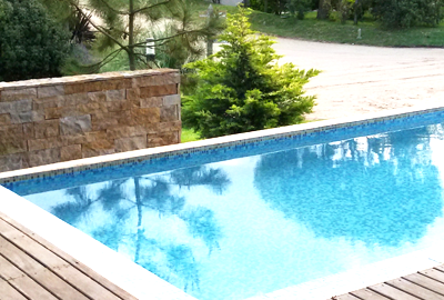 Piscina y vista esquina del complejo