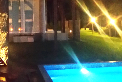 Piscina y vista nocturna de esquina del complejo