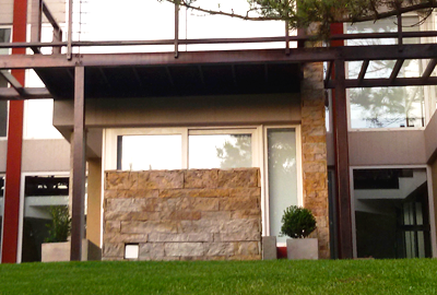 Balcones y vista desde primer piso sobre calle Mercedes Sosa