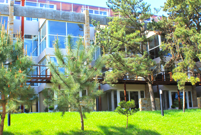 Vista lateral de las unidades y estacionamiento exterior