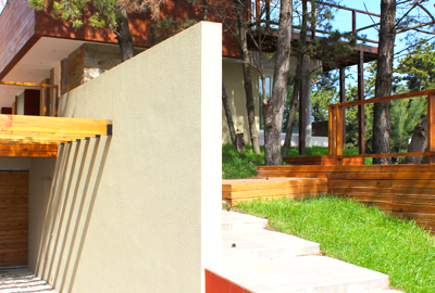 Entrada a cochera y entrada principal