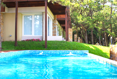 Piscina y vista esquina del complejo