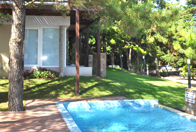 Piscina y vista esquina del complejo