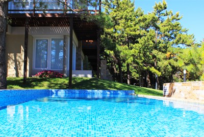 Piscina y vista esquina del complejo
