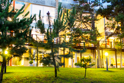 Vista nocturna lateral, unidades y estacionamiento exterior