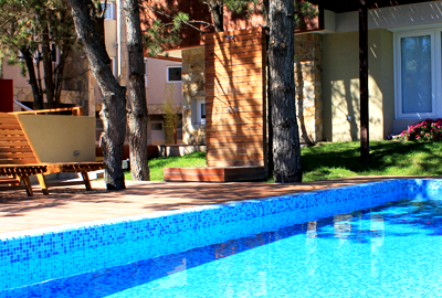 Piscina y vista esquina del complejo