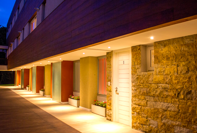 Entrada exterior a departamentos