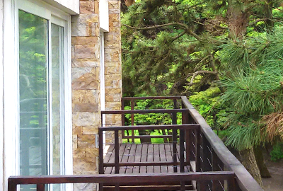 Balcones y vista desde primer piso sobre calle Mercedes Sosa