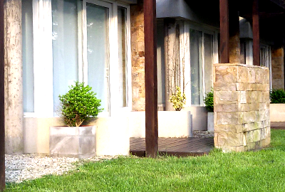 Balcones y vista desde primer piso sobre calle Mercedes Sosa